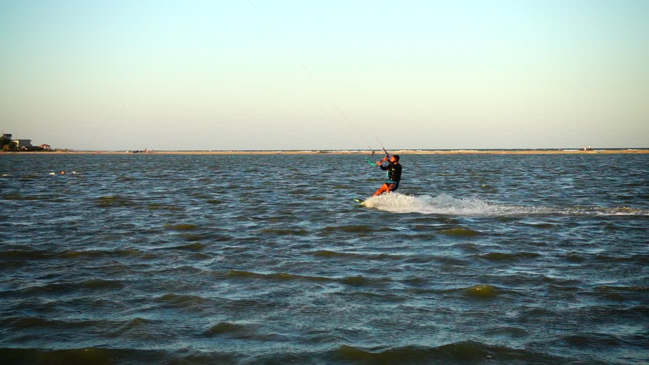 Kite Sörfü. Ağır Çekim. Deniz Üzerinde Gün Batımı. Spor.