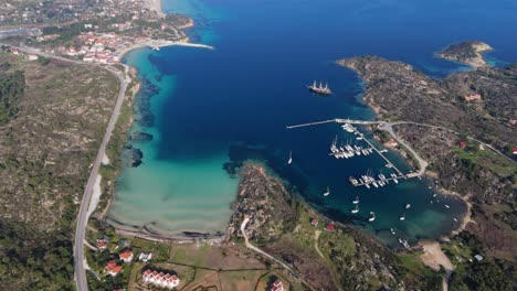 vista aérea desde gran altitud del puerto de lagonisi y la bahía de panagia en chalkidiki, grecia