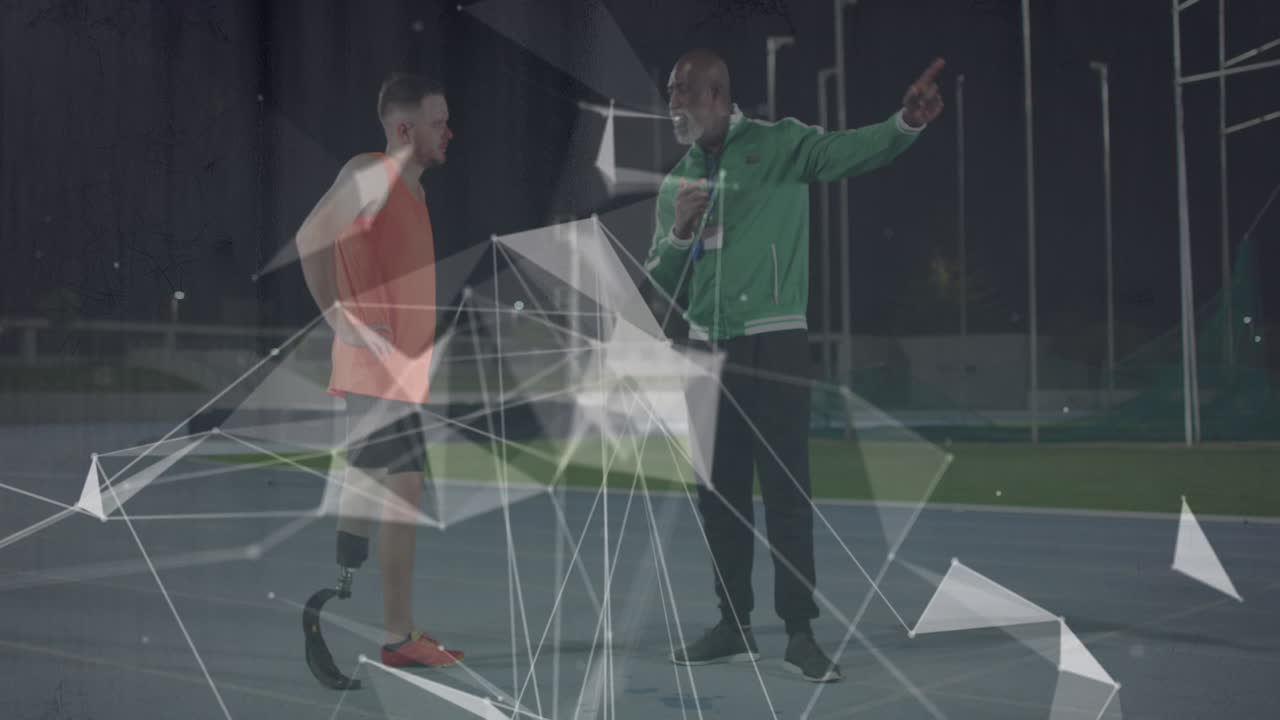 animación de formas geométricas sobre entrenador afroamericano y hombre caucásico con cuchilla de correr