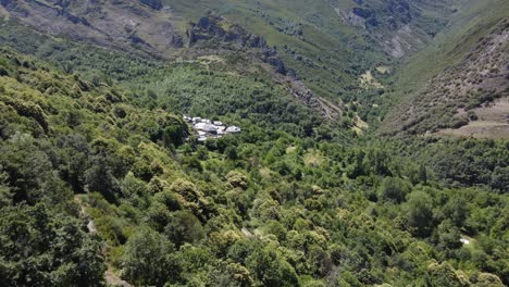 Vista-Aérea-De-Un-Pequeño-Pueblo-En-Las-Montañas