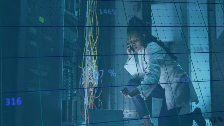 Animation af databehandling over afroamerikansk IT-kvinde ved computerservere
