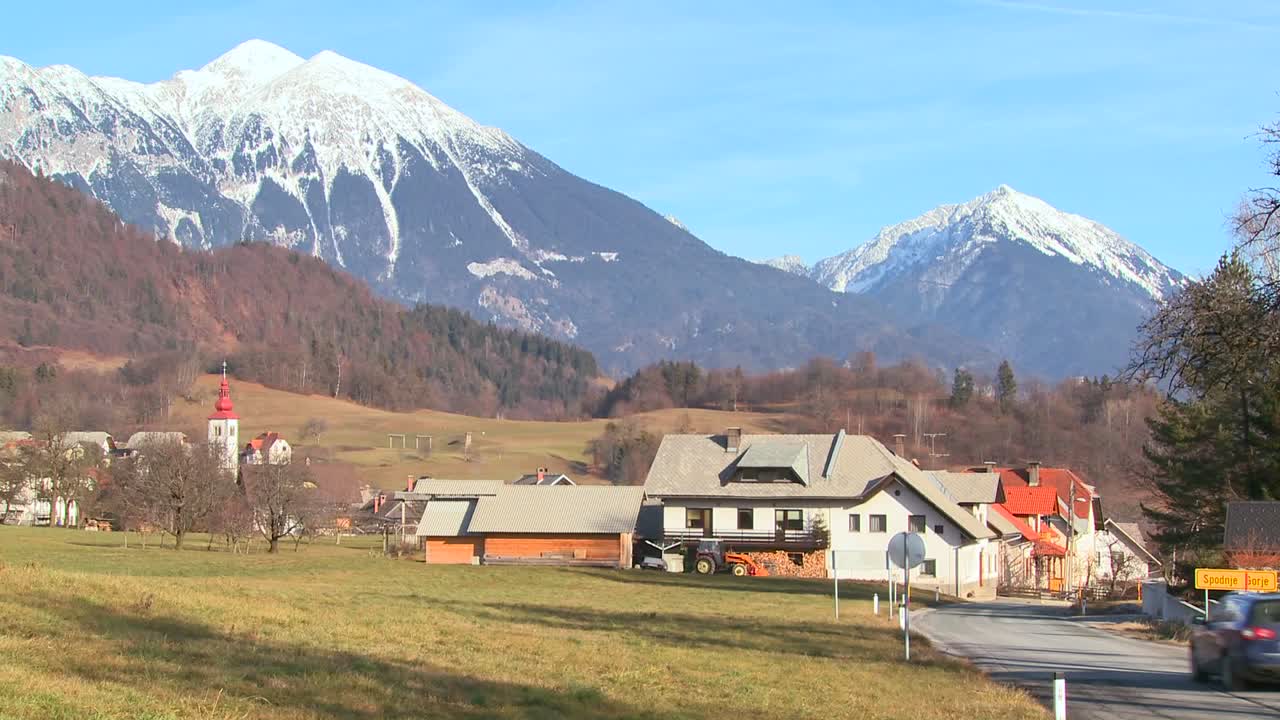 автомобили едут по сельской местности словении или восточноевропейской страны 1
