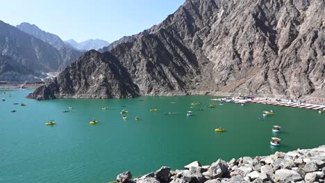 4k: lapso de tiempo de kayak hatta, hermosa vista de kayak en el lago hatta, región de enclave de montañas de dubai, emiratos árabes unidos, imágenes de hiperlapso