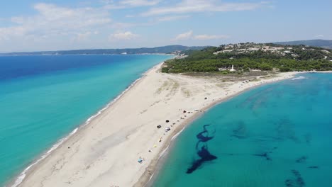 la famosa cabeza de la hermosa y maravillosa playa de possidi, halkidiki, grecia