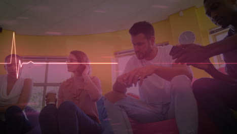 animación de un monitor de ritmo cardíaco sobre un grupo de diversos colegas discutiendo juntos en la oficina.