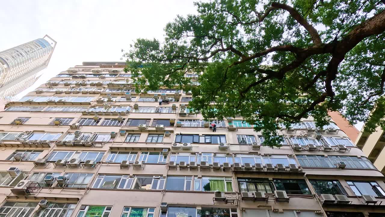 비는 도시 거리에서 사람 들 과 차량 들