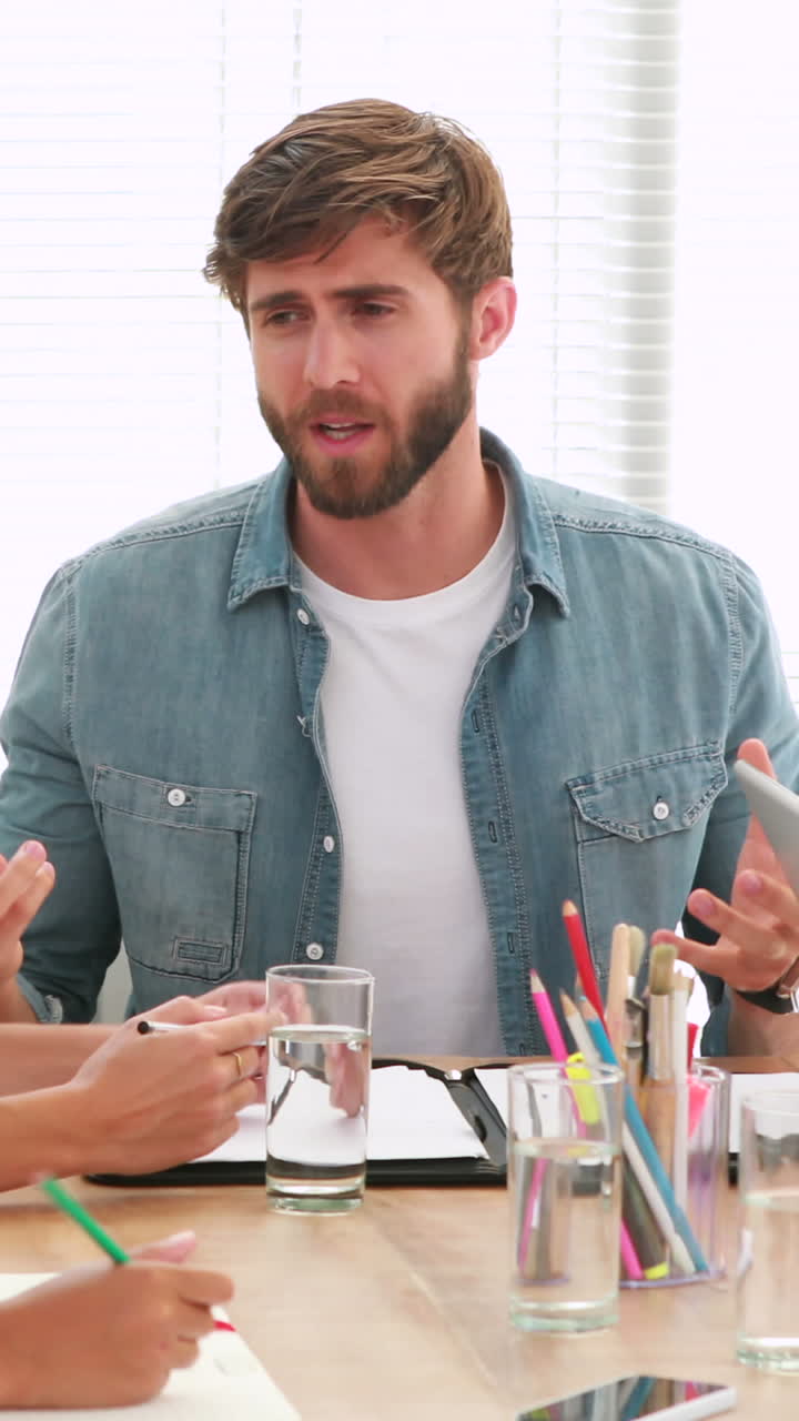 equipo de negocios ocasional que tiene una reunión