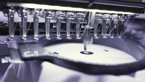 primer plano de una máquina de bordado en acción