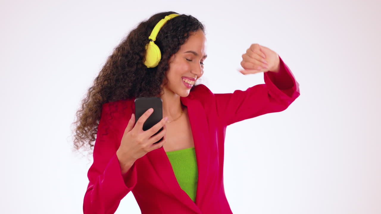 mujer negra con teléfono inteligente