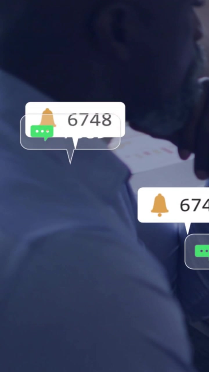 Video verticale: Uomo che riposa alla scrivania, con "Mi piace" dei social media in arrivo che fluttuano intorno alla testa, mostrando la portata.