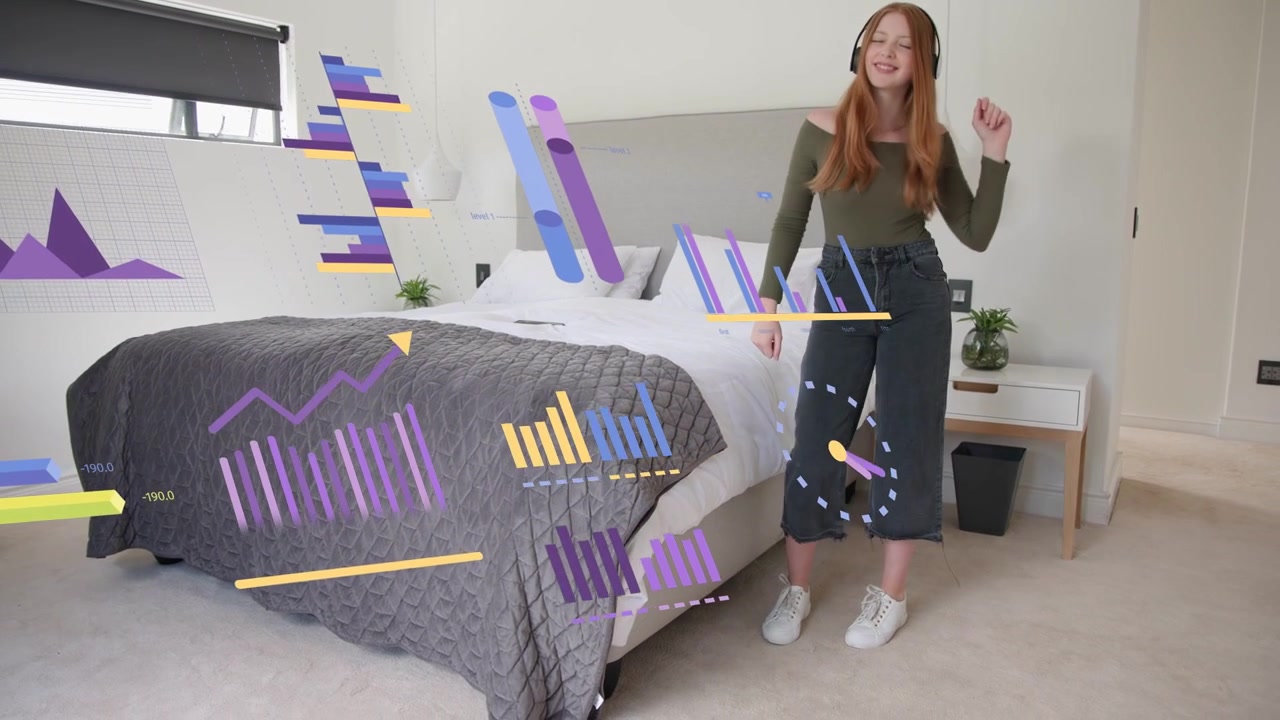 Donna che ascolta musica con le cuffie e balla accanto al letto, con grafici tecnologici che fluttuano e si sovrappongono a lei