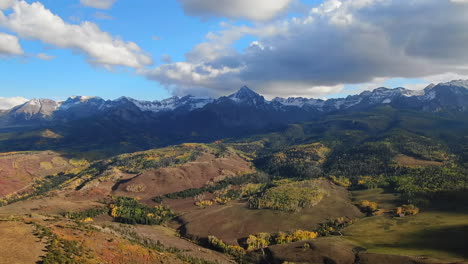 Bunt-Colorado-Million-Dollar-Highway-Mount-Sniffels-Wildnis-Dallas-Range-Luftaufnahme-Filmische-Drohne-Sonniger-Morgen-Herbst-Herbstfarben-San-Juan-Ridgway-Ralph-Lauren-Ranch-14er-Vorwärtsbewegung