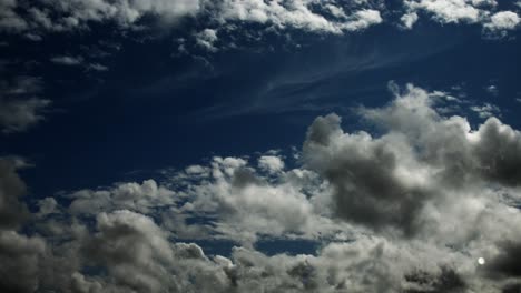Blauer-Himmel-Mit-Wolken-Im-Zeitraffer