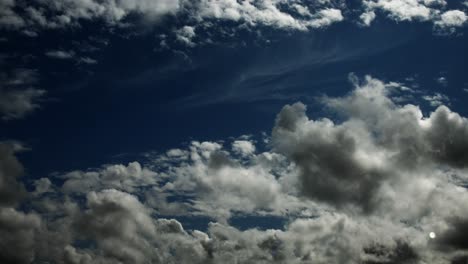 cielo azul con nubes lapso de tiempo