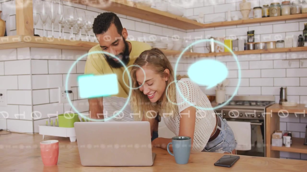 Donna che tocca il laptop, uomo che si appoggia dietro, icone tecnologiche che scorrono sul laptop, organizzando gli account