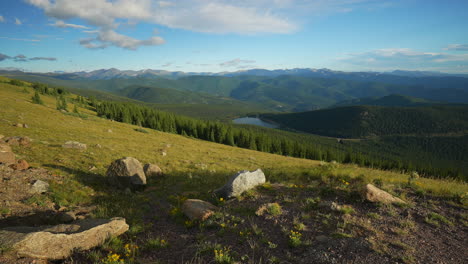 Filmischer-Heller-Morgensonnenaufgang-Denver-Mount-Evans-Echo-Lake-Chicago-Lakes-14er-Front-Range-Foothills-Rocky-Mountains-I70-Idaho-Springs-Evergreen-Squaw-Pass-Zeitlupe-Wind