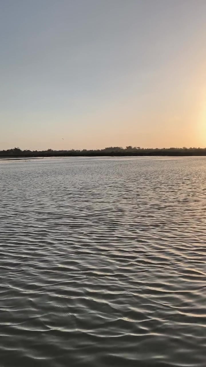 Superficie de lago en calma al atardecer.