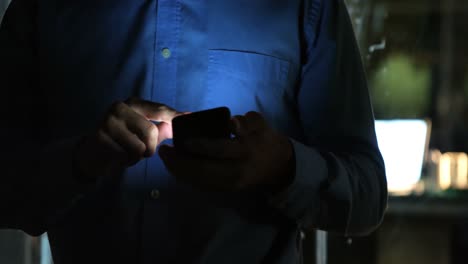 hombre de negocios enviando mensajes de texto en el teléfono móvil