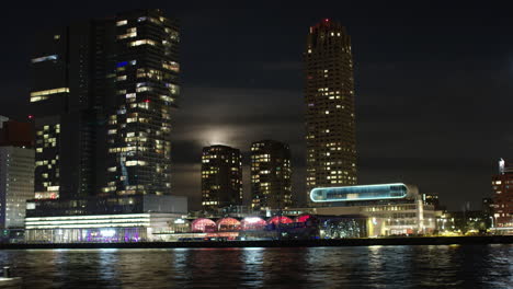 Zeitraffer-Der-Skyline-Von-Rotterdam-Bei-Nacht-Bei-Vollmond