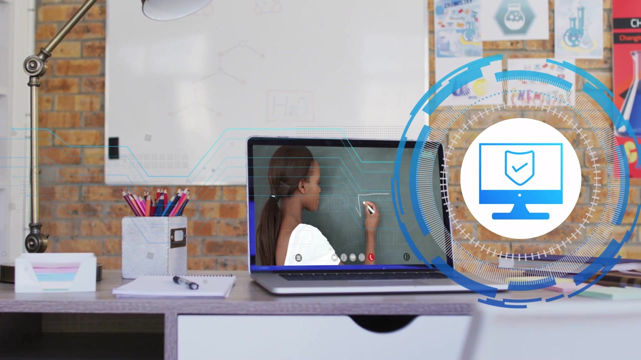 Educatrice che scrive su una lavagna digitale sul laptop, attivando un HUD che si espande con un'icona a scudo per monitor.