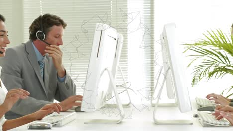 animación de redes de conexiones a través de personas de negocios que usan auriculares telefónicos