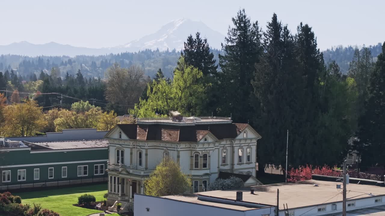 Meeker Mansion nel centro di Puyallup con il Monte Rainier sullo sfondo sfocato. Washington, USA. Ripresa di avvicinamento con drone