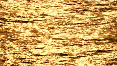 el resplandor naranja del agua.