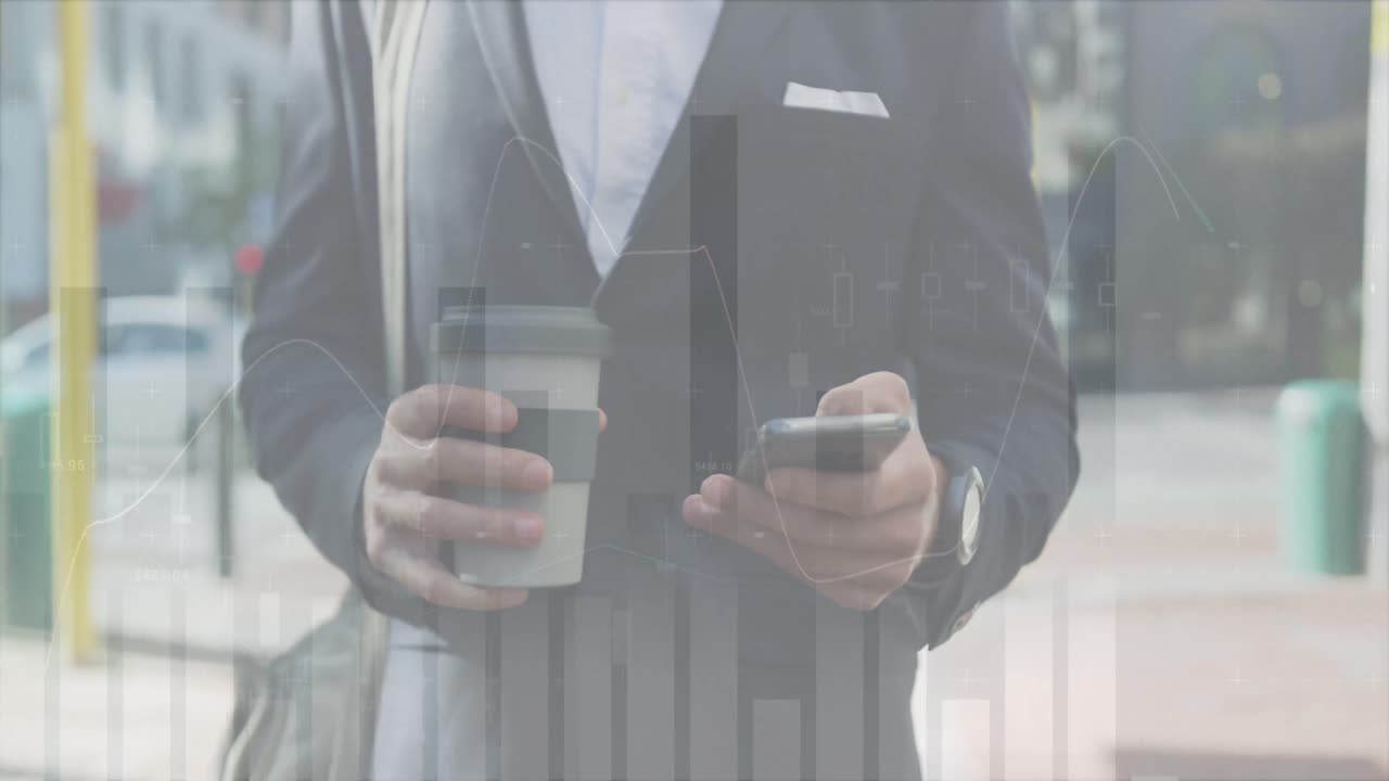 스마트 폰을 사용하는 백인 사업가의 중간 부분에 대한 금융 그래프의 애니메이션