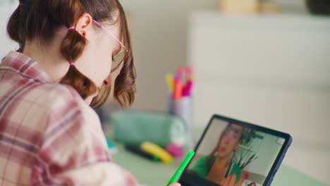 Joven-Estudiante-Usando-Una-Tableta-Digital-Durante-Clases-Remotas-En-Línea