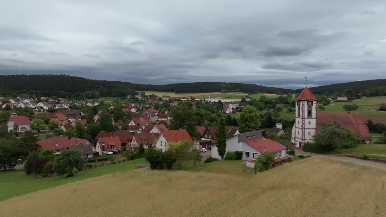 imágenes aéreas de la capilla alemana en el área rural