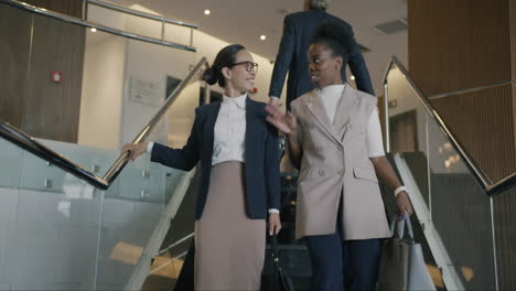 mujeres de negocios subiendo las escaleras.