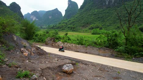 Paseo-En-Scooter-Por-Las-Montañas-De-Yangshuo-En-Un-Camino-De-Tierra-Rural,-China