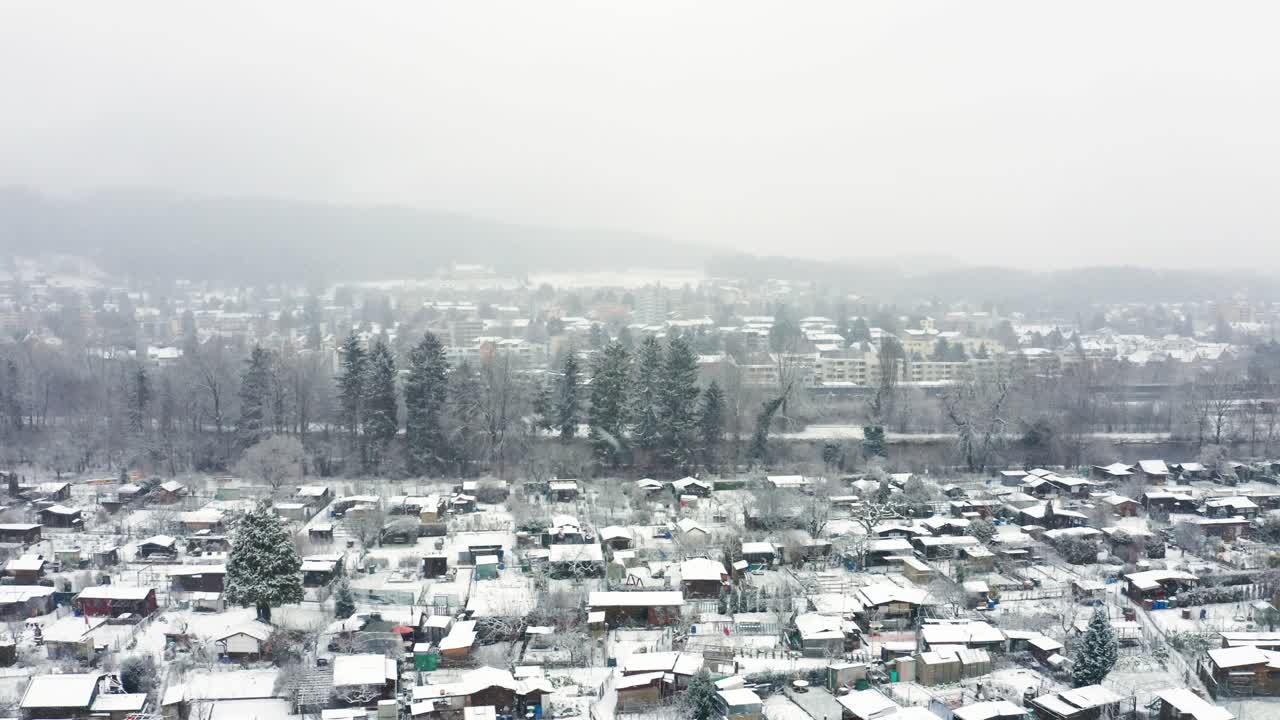 눈보라 속에서 눈으로 뒤덮인 여름 정원 위에 옆으로 누워 있다
