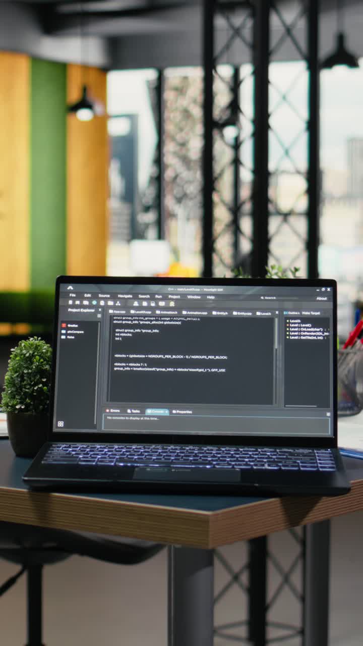 Software til vertikale videoer, der kører på en bærbar computer i et tomt kontor for at fremskynde beregningerne