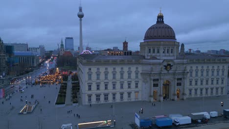 Torre-De-Televisión-De-Berlín-En-El-Cielo-Nublado-Palacio-De-La-Ciudad