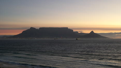 atardecer sobre el parque nacional table mountain en la península del cabo, ciudad del cabo, sudáfrica