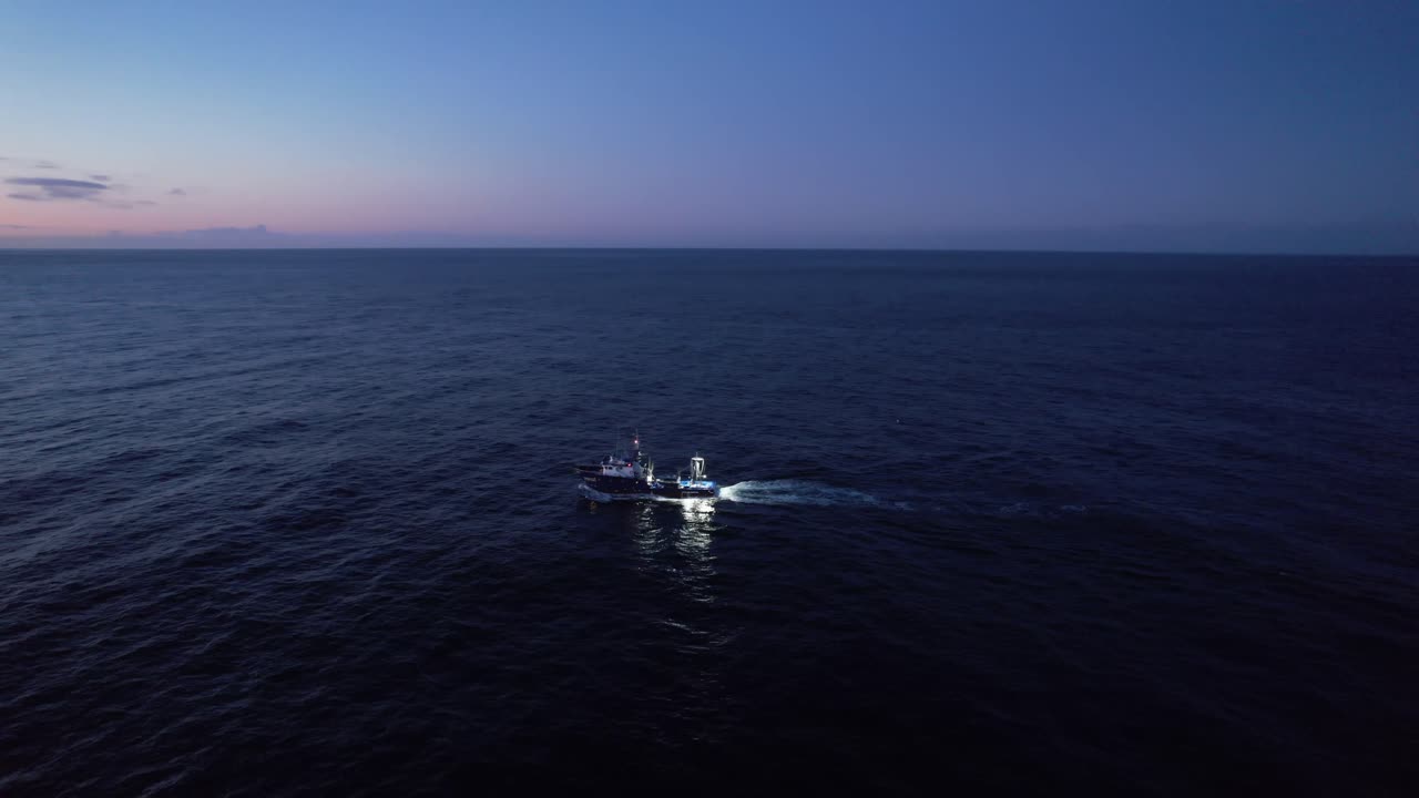 barco pesquero de atún pescando de noche en el océano atlántico, azores