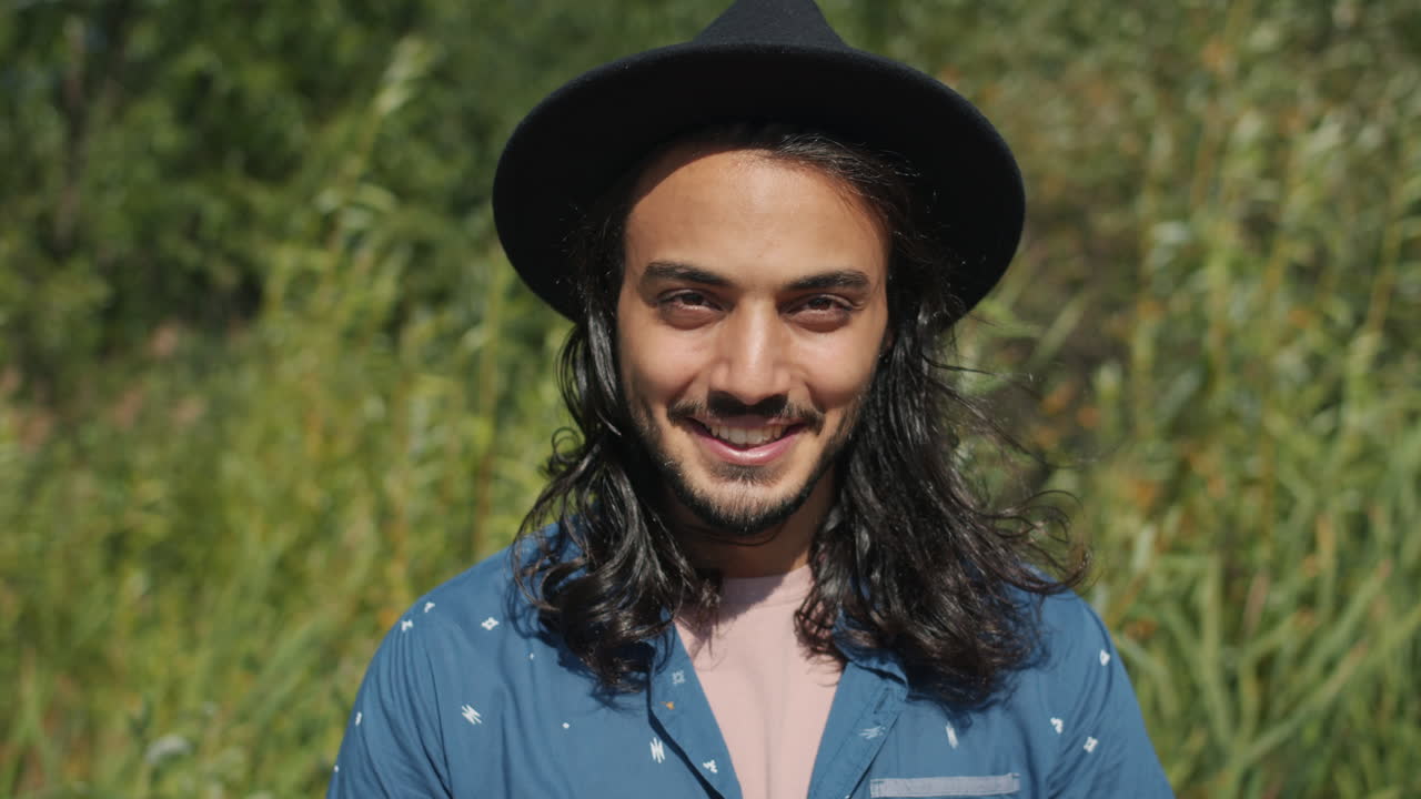 hombre sonriendo al aire libre