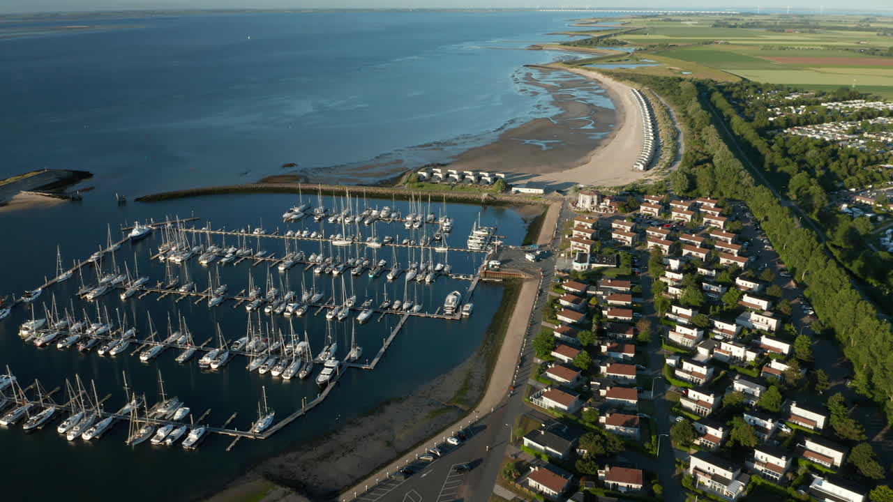 катера и роскошные яхты, пришвартованные в марине roompot