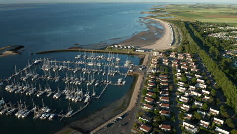 Boote-Und-Luxusyachten,-Die-Am-Roompot-Jachthafen-Anlegen