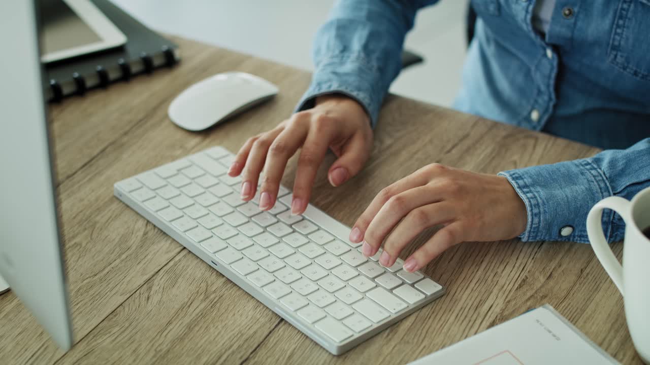 video de un hombre enfermo con síntomas graves