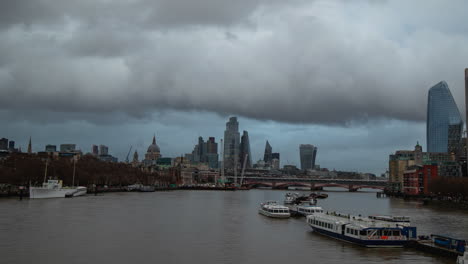 Hiperlapso-De-Londres-De-Día-A-Noche-Desde-El-Puente-De-Waterloo-De-La-Ciudad-De-Londres