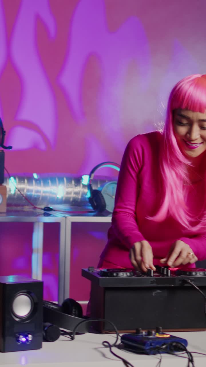 Video verticale: artista che crea una performance musicale con musica remix