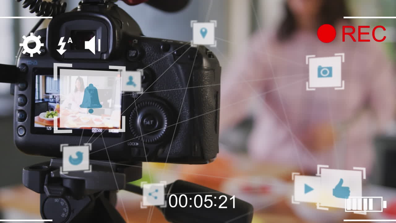 animación de la red de conexiones con iconos sobre la mujer caucásica haciendo video