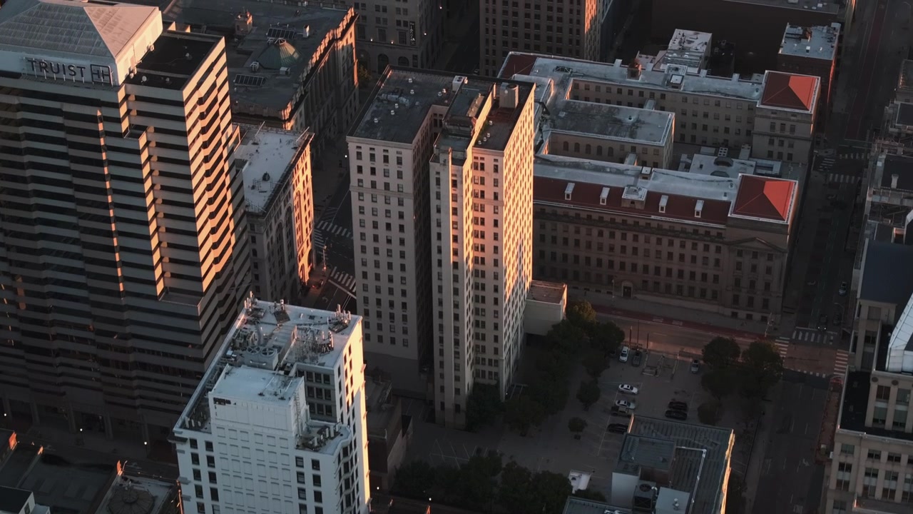 Vista aérea del centro de Baltimore al atardecer
