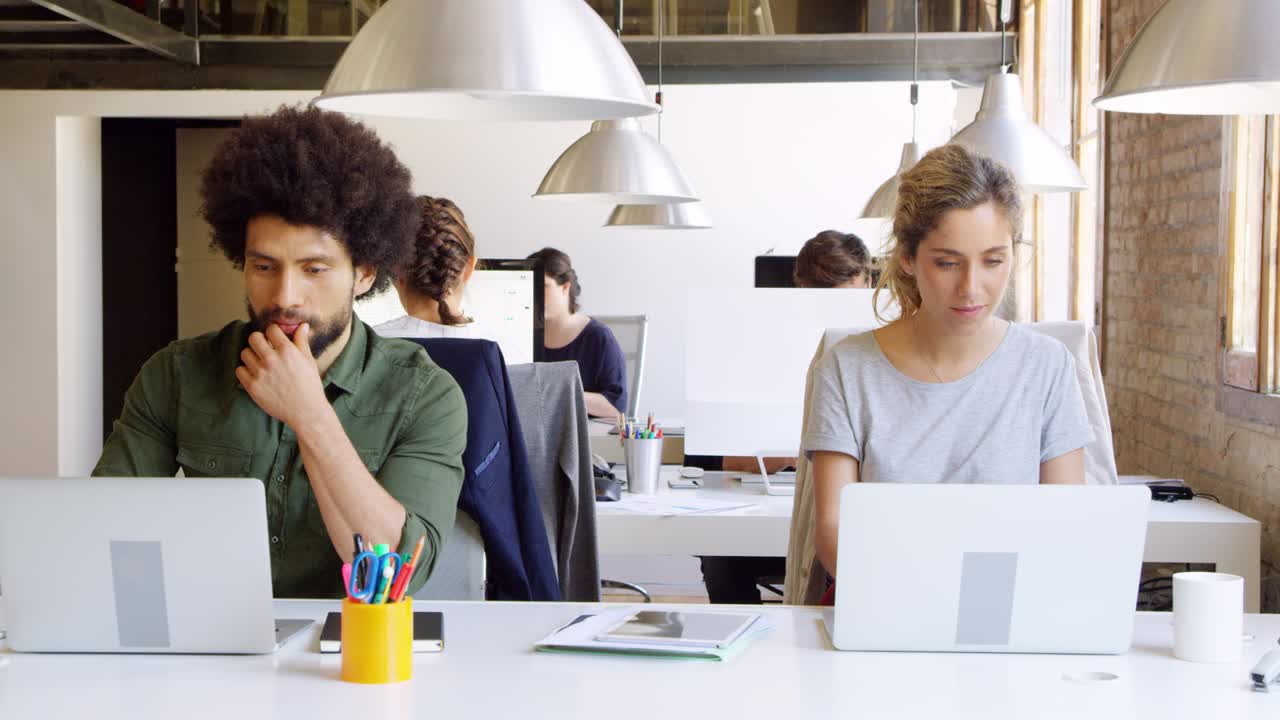 새로운 사무실에서 노트북을 사용하는 비즈니스 동료