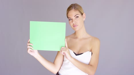 Glückliche-Attraktive-Junge-Frau-Mit-Einem-Leeren-Schild