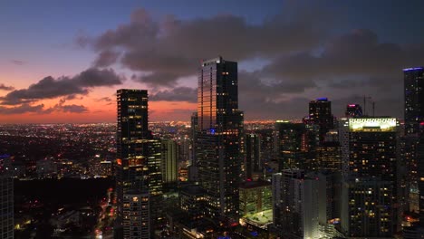 hermosa vista de miami brickell durante la puesta de sol