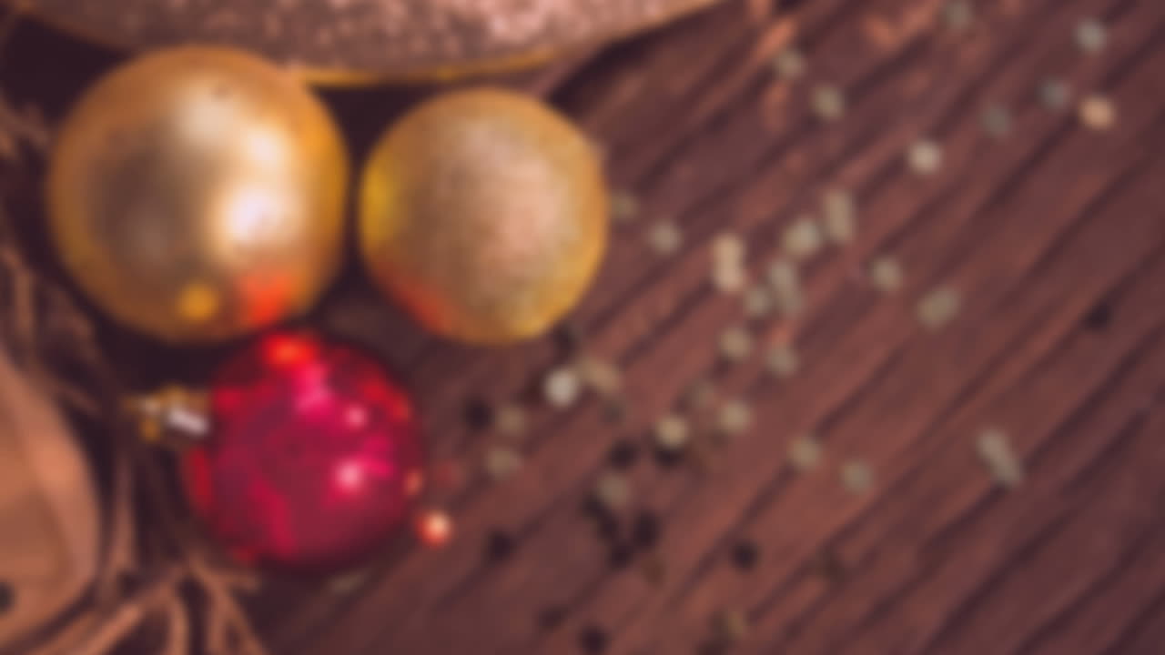 animación de decoraciones navideñas y relámpagos amarillos.