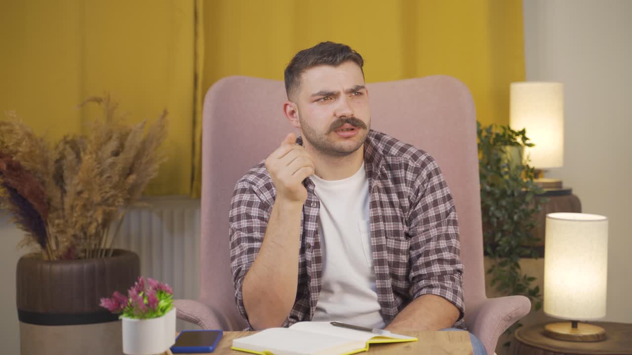 el hombre pesimista está confundido en casa.